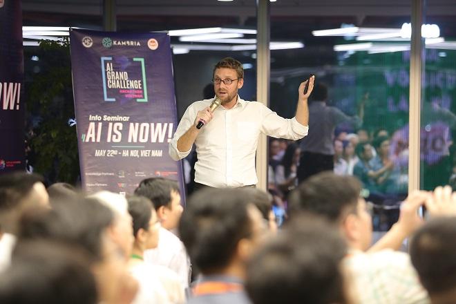 Pascal Bornet, chuyên gia AI đến từ McKinsey&Company diễn thuyết về công nghệ Trí tuệ nhân tạo tại Hà Nội. 
