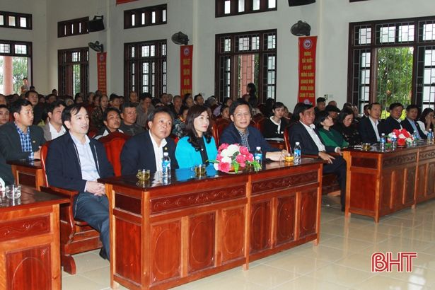 Phó Trưởng ban Tổ chức Trung ương tặng quà, chúc tết người nghèo Hà Tĩnh