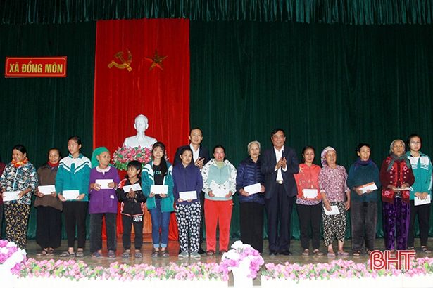 Phó Trưởng ban Tổ chức Trung ương tặng quà, chúc tết người nghèo Hà Tĩnh