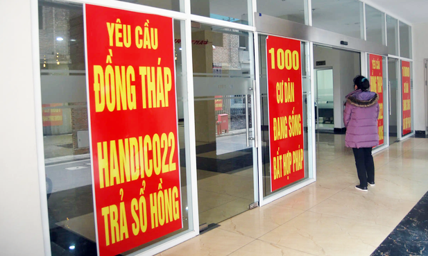 Điều tra chủ khu chung cư ở Hà Nội lừa dối khách hàng, bán hết nhà chưa nộp tiền đất - Ảnh 2.