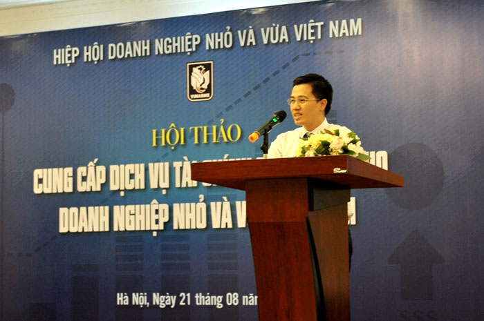 Ông Trần Hoài Nam - Trưởng Phòng Khách hàng Doanh nghiệp nhỏ và vừa VietinBank trình bày tham luận tại Hội thảo