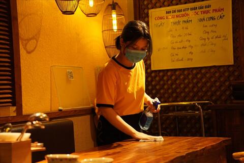 Nhiều chủ nhà hàng ở Hà Nội “khó hiểu” quy định cấm mở hàng quán sau 21h