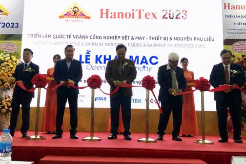Sáng 25/10, Triển lãm quốc tế ngành công nghiệp Dệt & May - Thiết bị, Nguyên phụ liệu 2023 (HanoiTex & HanoiFabric 2023) đã được khai mạc.