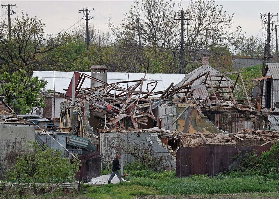 Nhà cửa bị phá hủy ở thành phố Mariupol, Ukraina, ngày 5.5.2022. Ảnh: Reuters