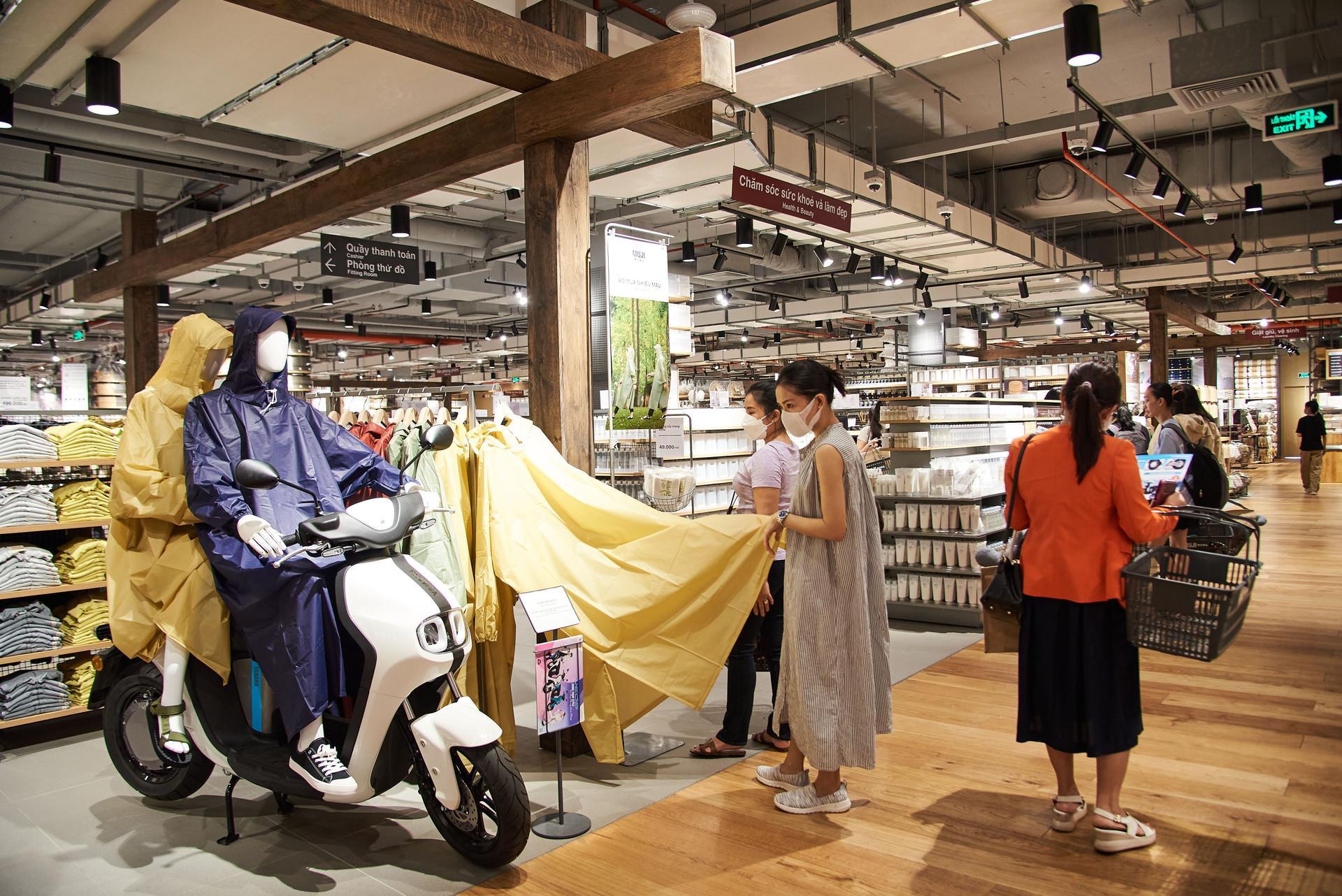 Nỗ lực lấy lòng khách Việt của các nhà bán lẻ Nhật: MUJI bán áo mưa tiện dụng khi đi xe máy, Uniqlo đưa thương hiệu Việt lên áo phông - Ảnh 1.