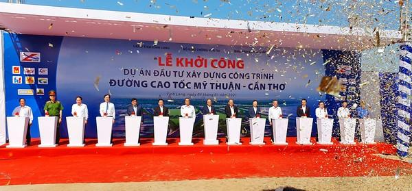 Thủ tướng Nguyễn Xuân Phúc, Phó thủ tướng Trương Hòa Bình, Trịnh Đình Dũng phát lệnh khởi công dự án.